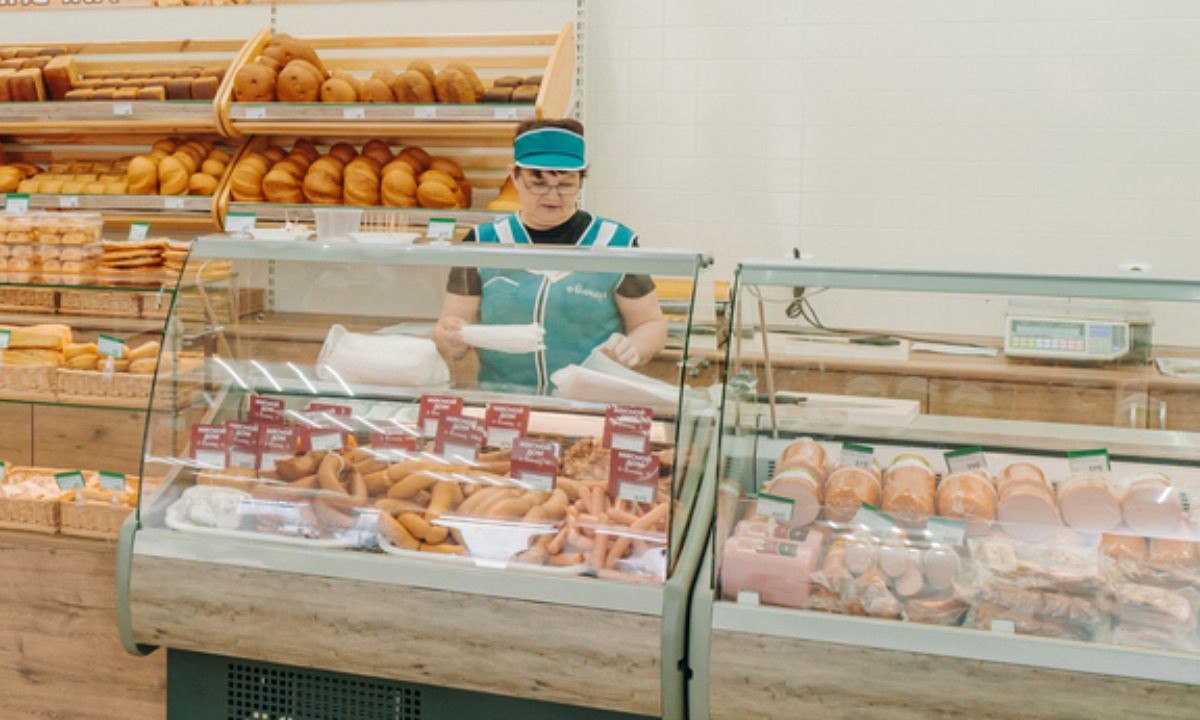 продавец в мясном отделе, олония, магазин
