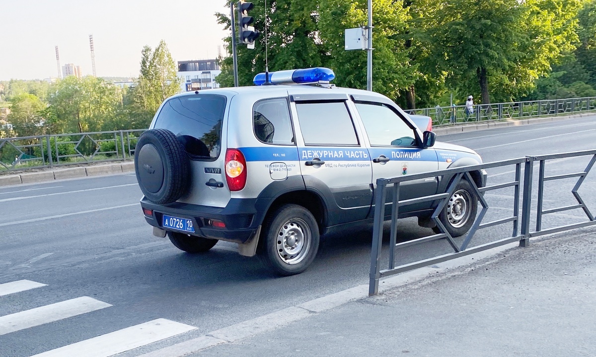 Агрессивная пьяная женщина напала на полицейского в Карелии | 18.07.2023 |  Новости Петрозаводска - БезФормата