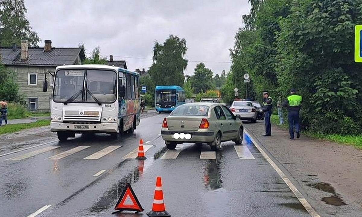 Фото машина врезалась в дом