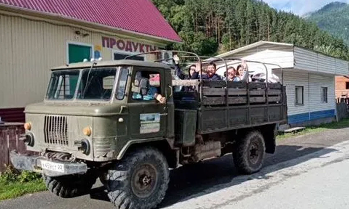 Грузовик с туристами опрокинулся в горах: один пассажир погиб