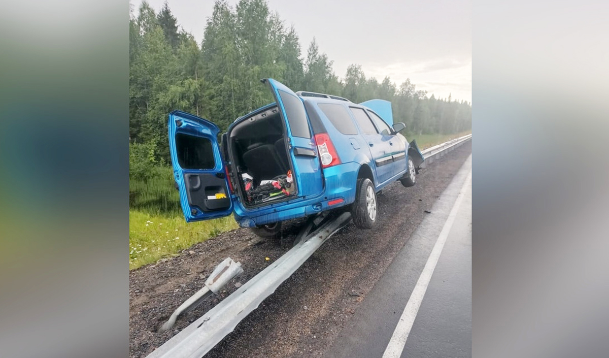 В Карелии автомобиль вылетел с трассы и застрял на отбойнике | 24.07.2023 |  Новости Петрозаводска - БезФормата