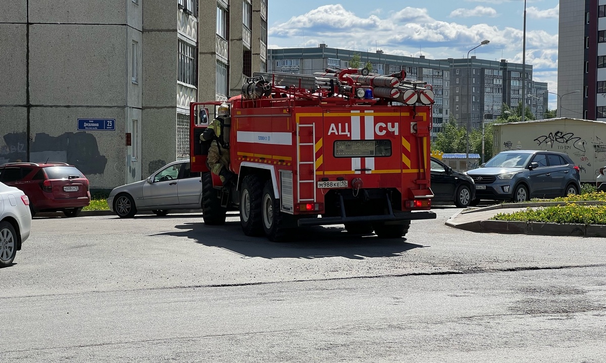 В Петрозаводске пожарные спасли мужчину, который не мог выйти из комнаты