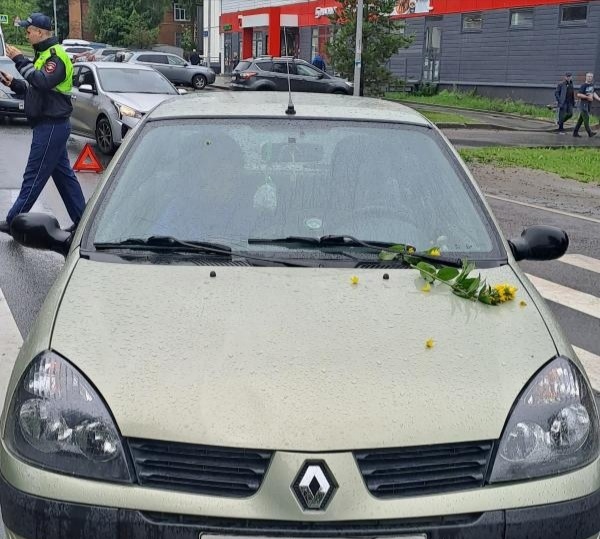 Фото машина врезалась в дом