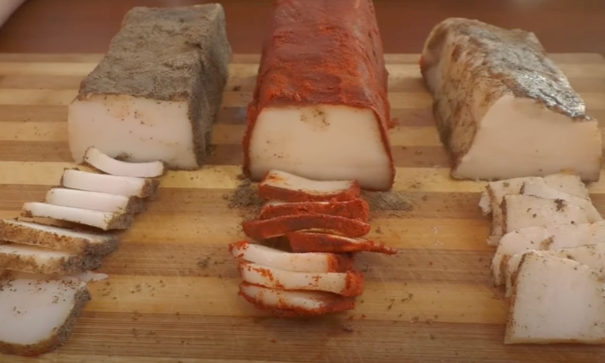 сало, стол, лежит