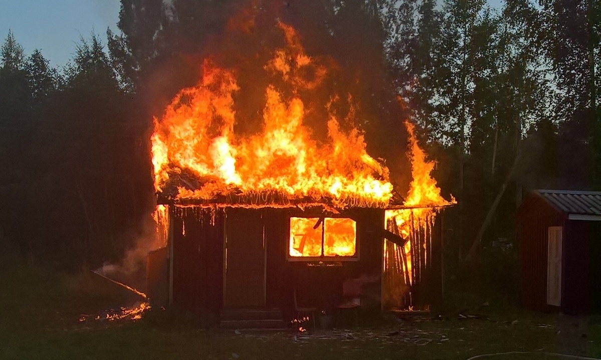 Дом с мансардой сгорел в Карелии