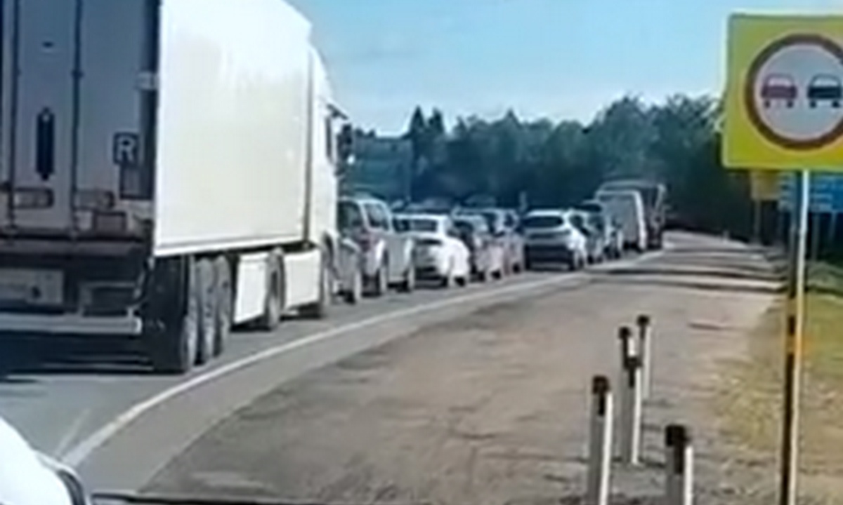 Огромнейшая пробка образовалась под Петрозаводском