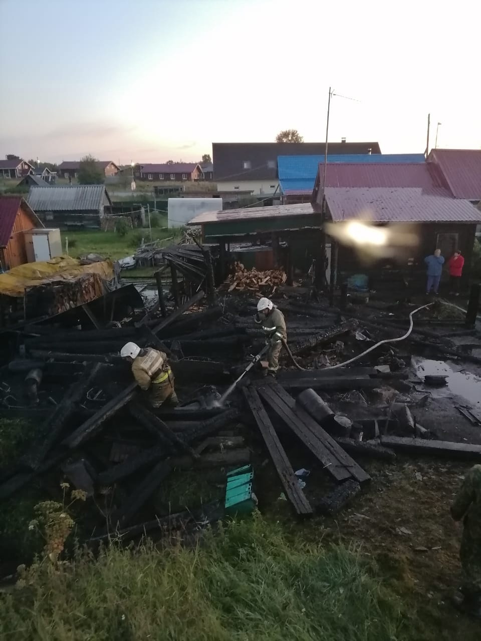 Страшный ночной пожар в Карелии: чуть не сгорела целая улица | 16.08.2023 |  Новости Петрозаводска - БезФормата