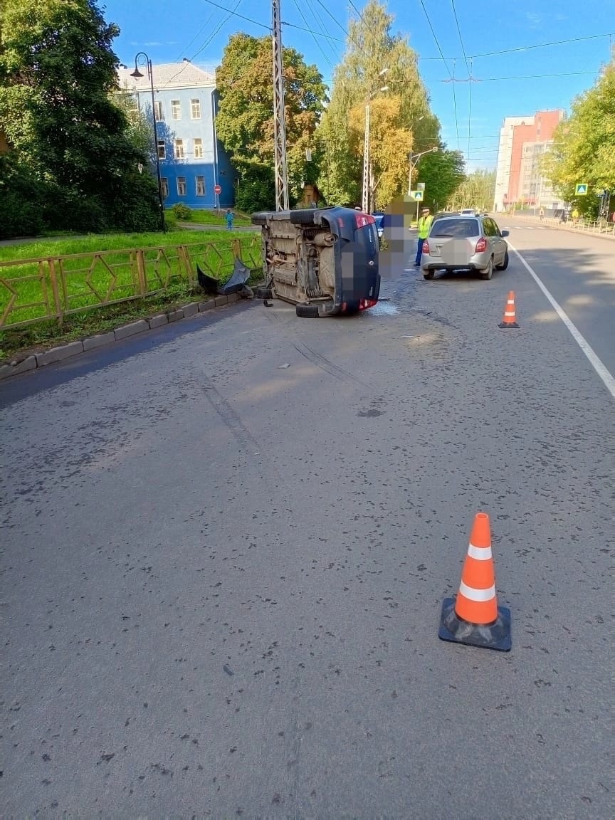 Наелся и спит». Автомобиль опрокинулся в Петрозаводске | 07.09.2023 |  Новости Петрозаводска - БезФормата