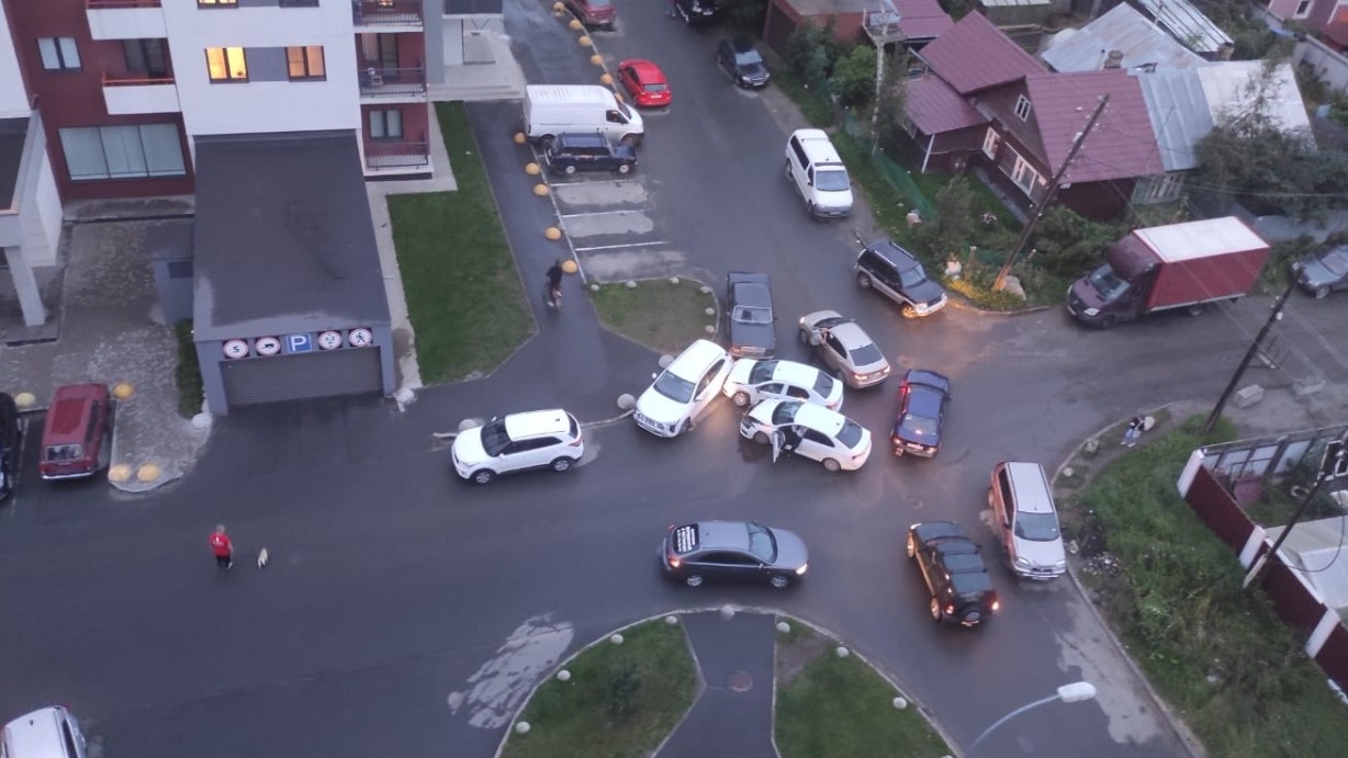 Массовая авария случилась во дворе Петрозаводска | 06.09.2023 | Новости  Петрозаводска - БезФормата