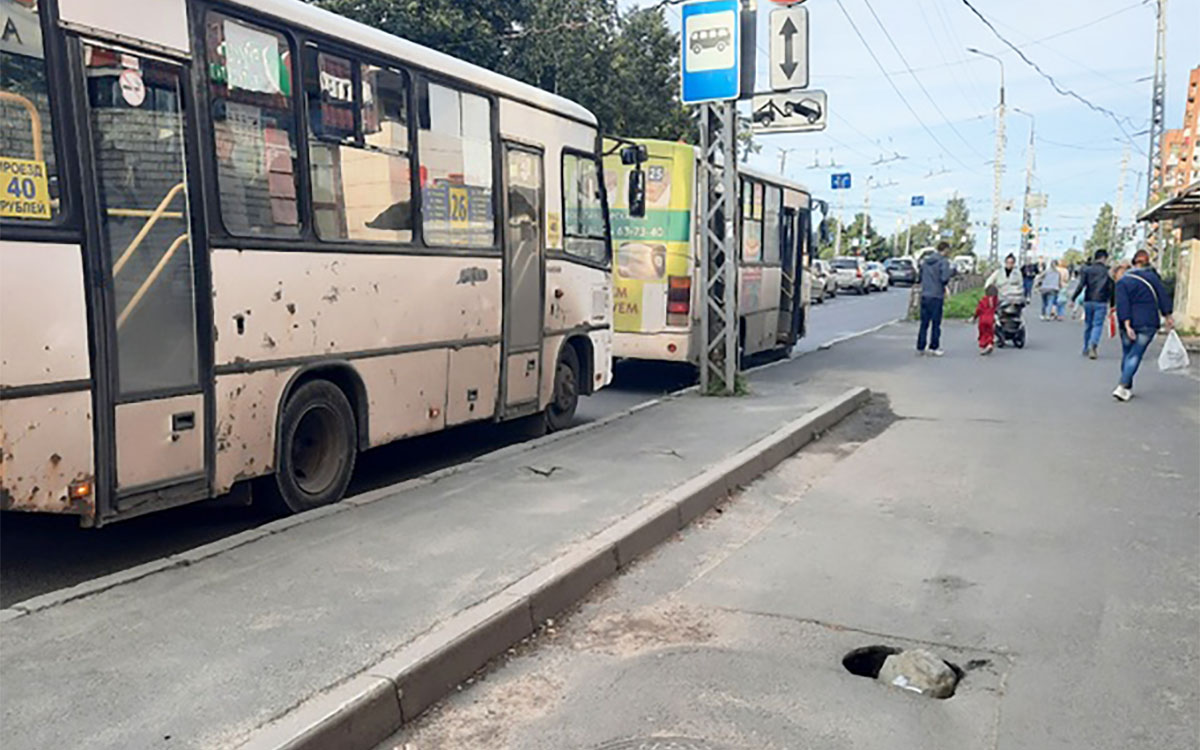 В Петрозаводске ребенок чуть не сломал ногу около остановки