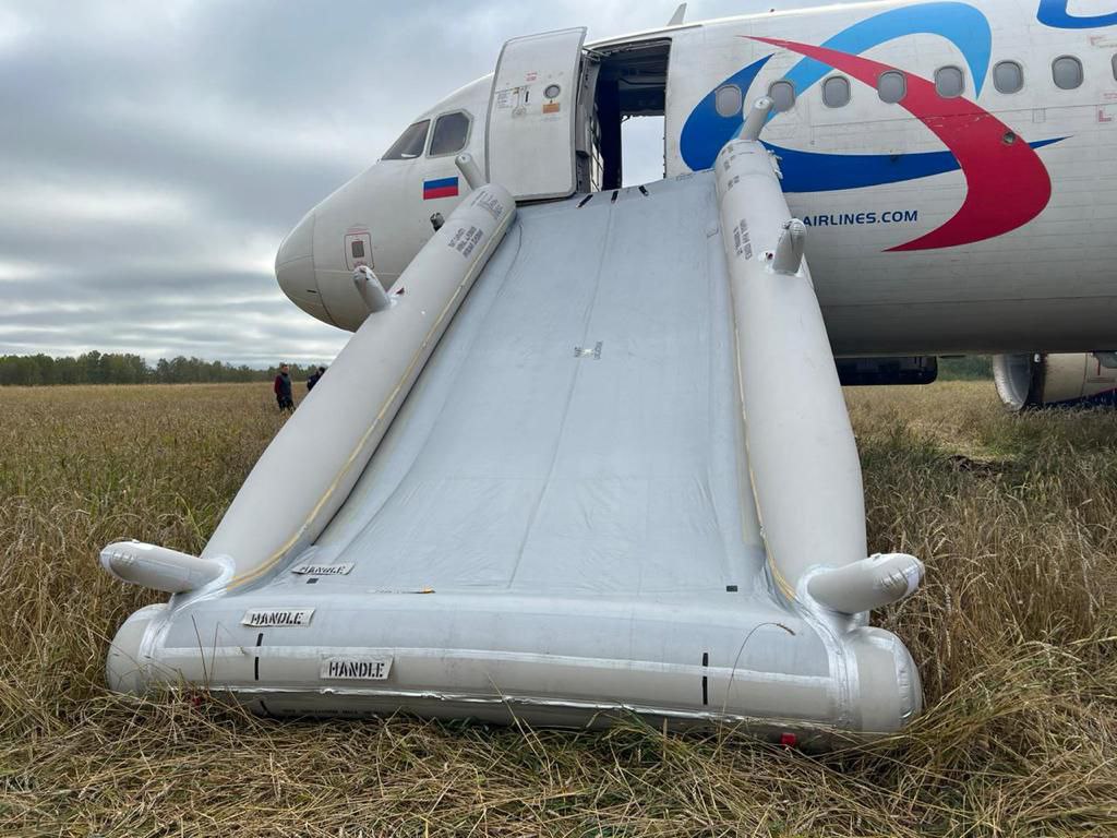 Пассажирка севшего в поле самолета рассказала про треск после взлета |  13.09.2023 | Новости Петрозаводска - БезФормата