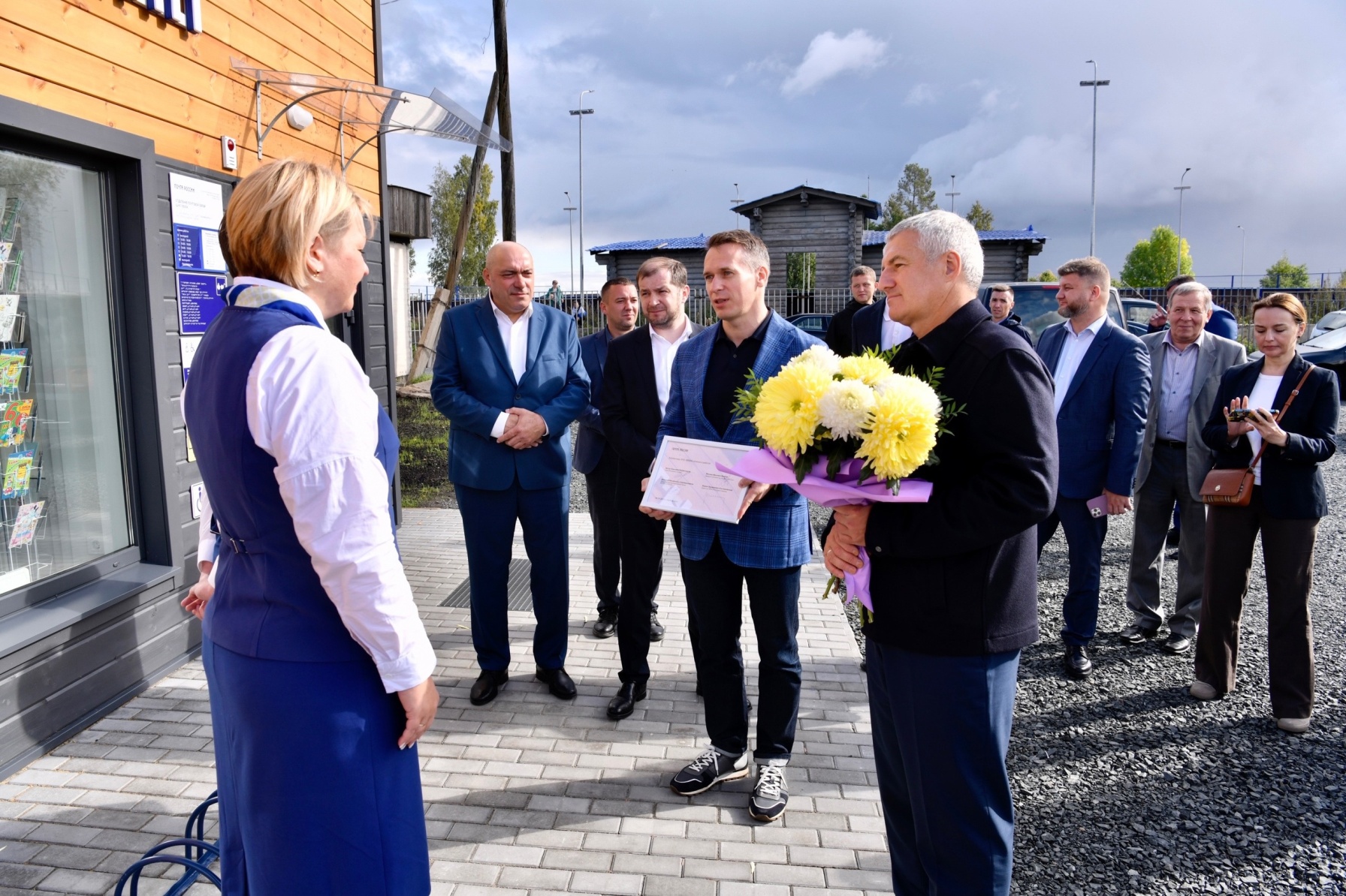 Губернатор Парфенчиков, заявивший, что почта не нужна, открыл новое почтовое  отделение