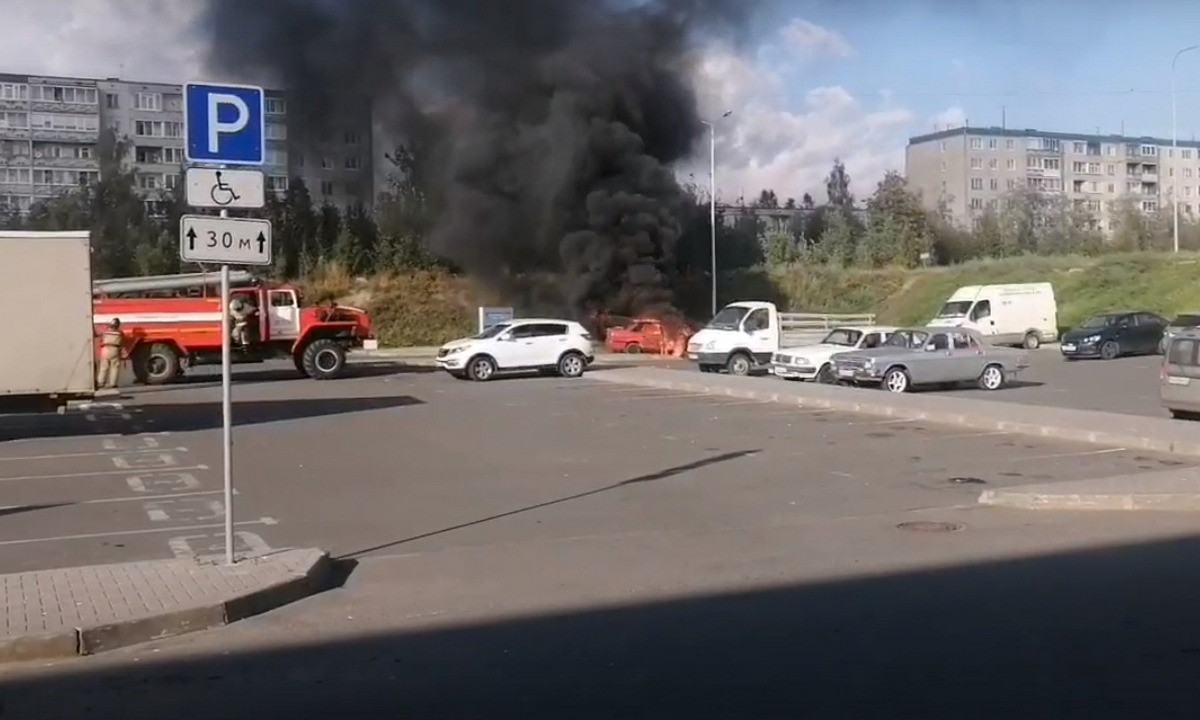 Водитель и пассажир выскочили из горящей машины в Петрозаводске