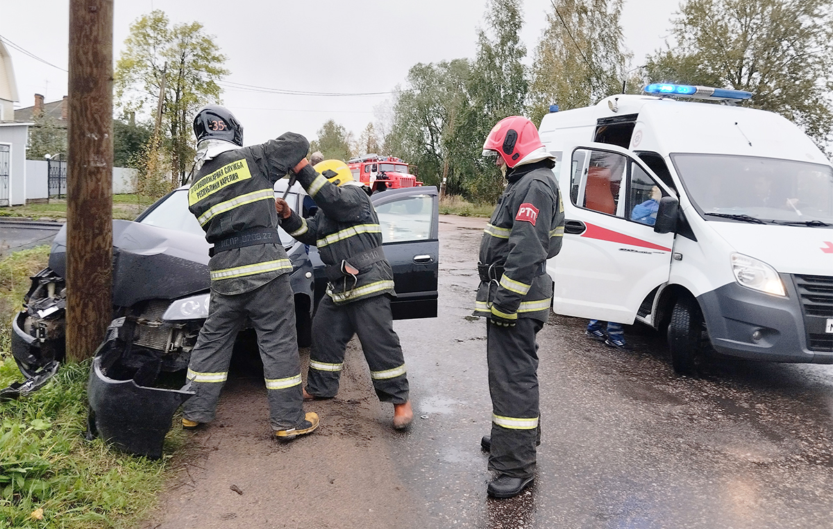 Житель Карелии врезался в столб на пустой дороге