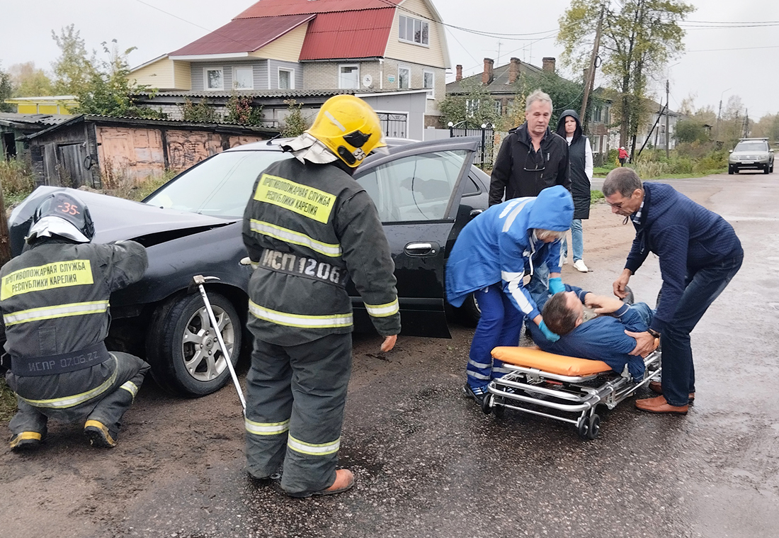 Житель Карелии врезался в столб на пустой дороге