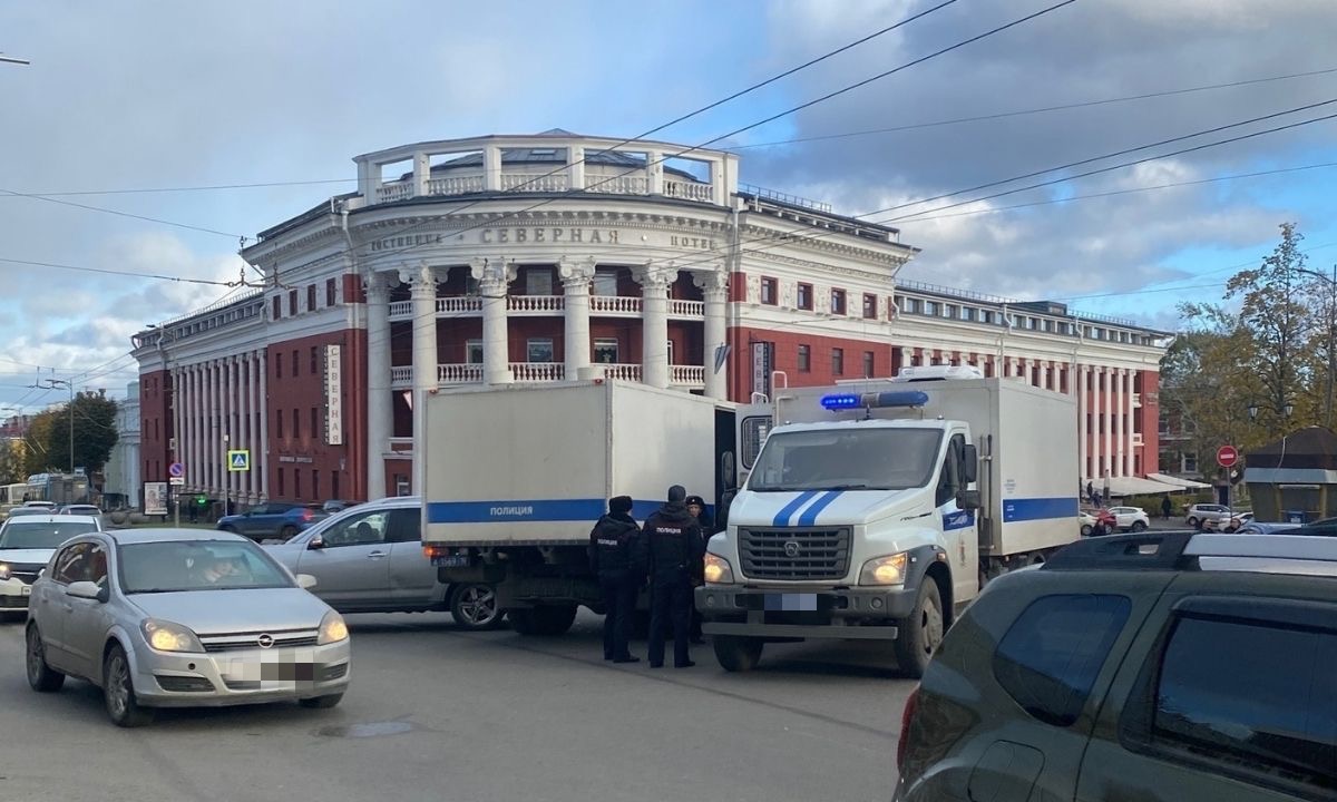 Автозак попал в аварию в центре Петрозаводска