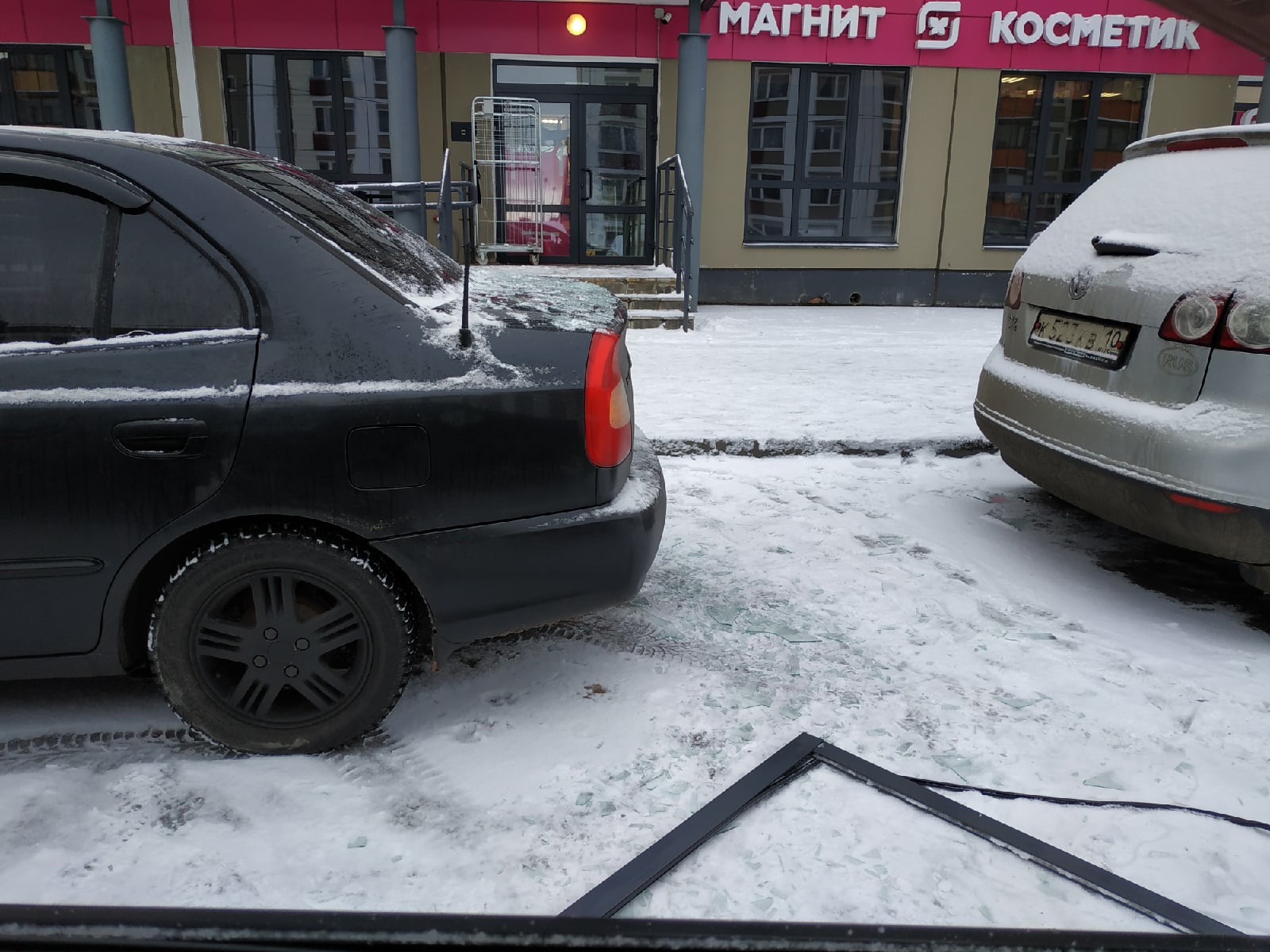 В районе Петрозаводска массово проверяют окна-камикадзе, а жильцы  рассказывают, как живут с вылетающими рамами