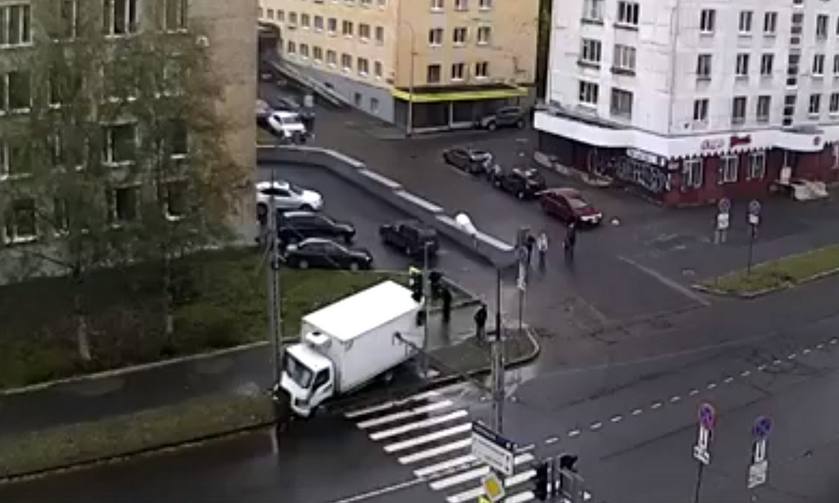 Грузовик без водителя врезался в столб в Петрозаводске | 09.10.2023 |  Новости Петрозаводска - БезФормата