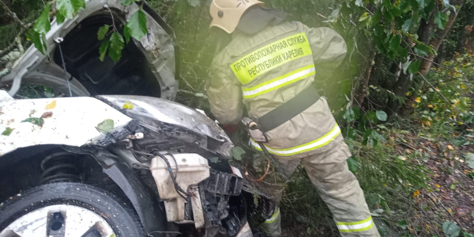 Водителя вырезали из машины после жесткого ДТП под Петрозаводском |  05.10.2023 | Новости Петрозаводска - БезФормата