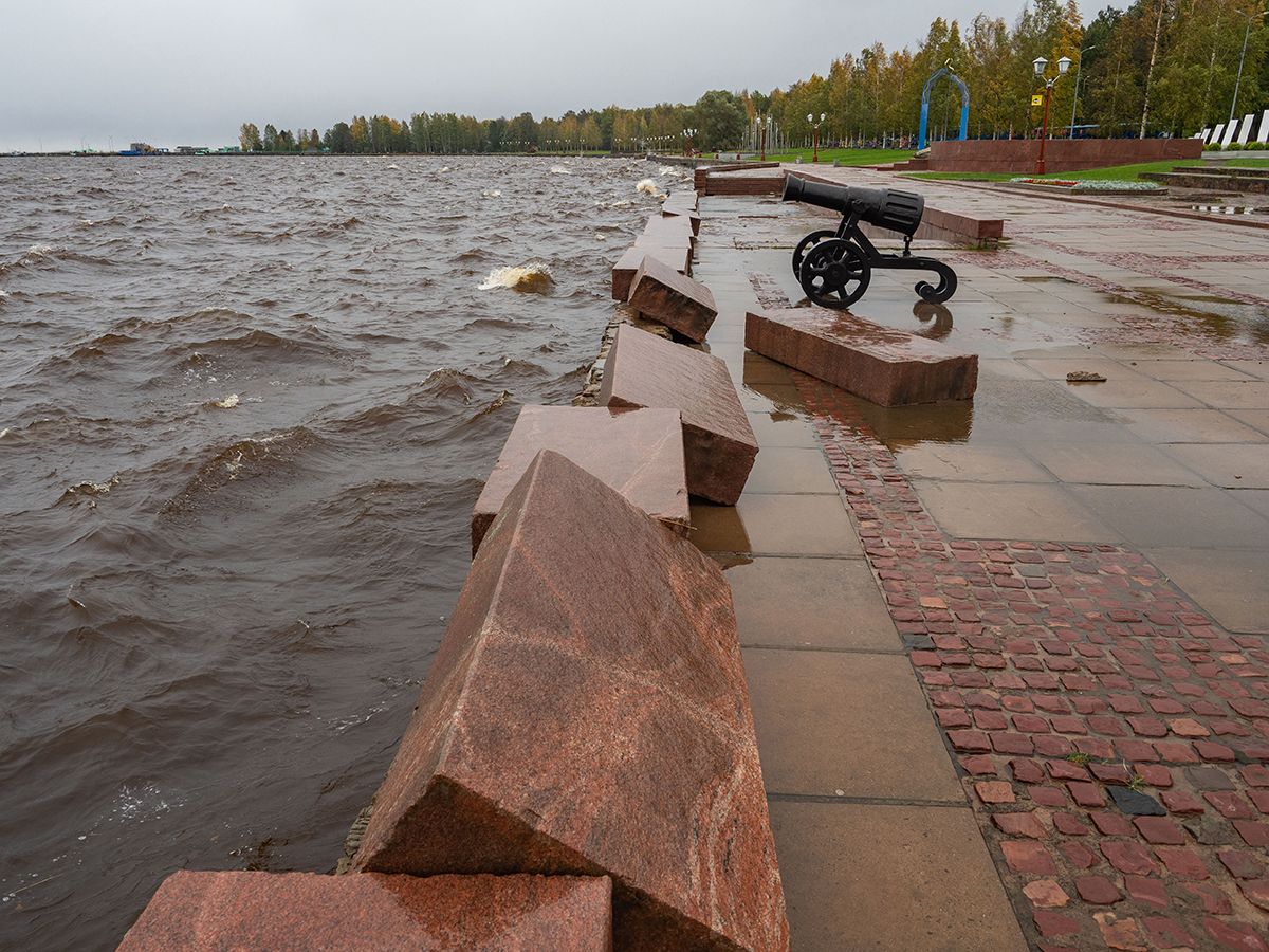 Появились фото, как шторм разрушил набережную Петрозаводска