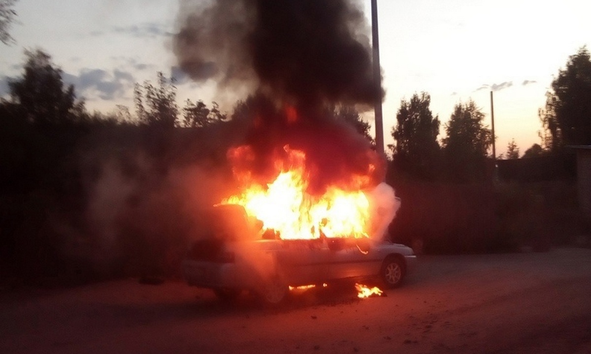 Автомобиль сгорел ночью в Петрозаводске