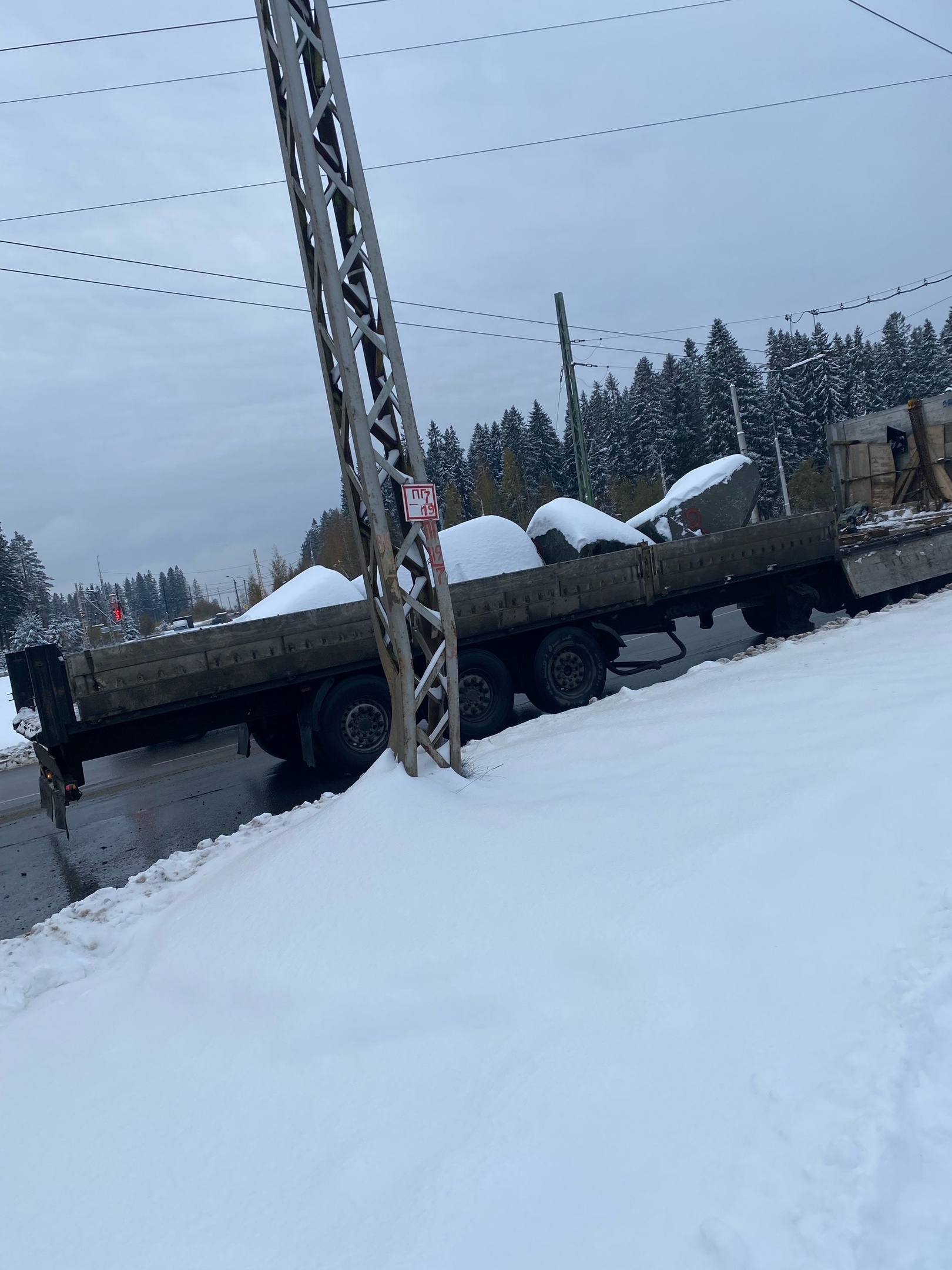 В Петрозаводске огромный камень выпал из фуры | 01.11.2023 | Новости  Петрозаводска - БезФормата