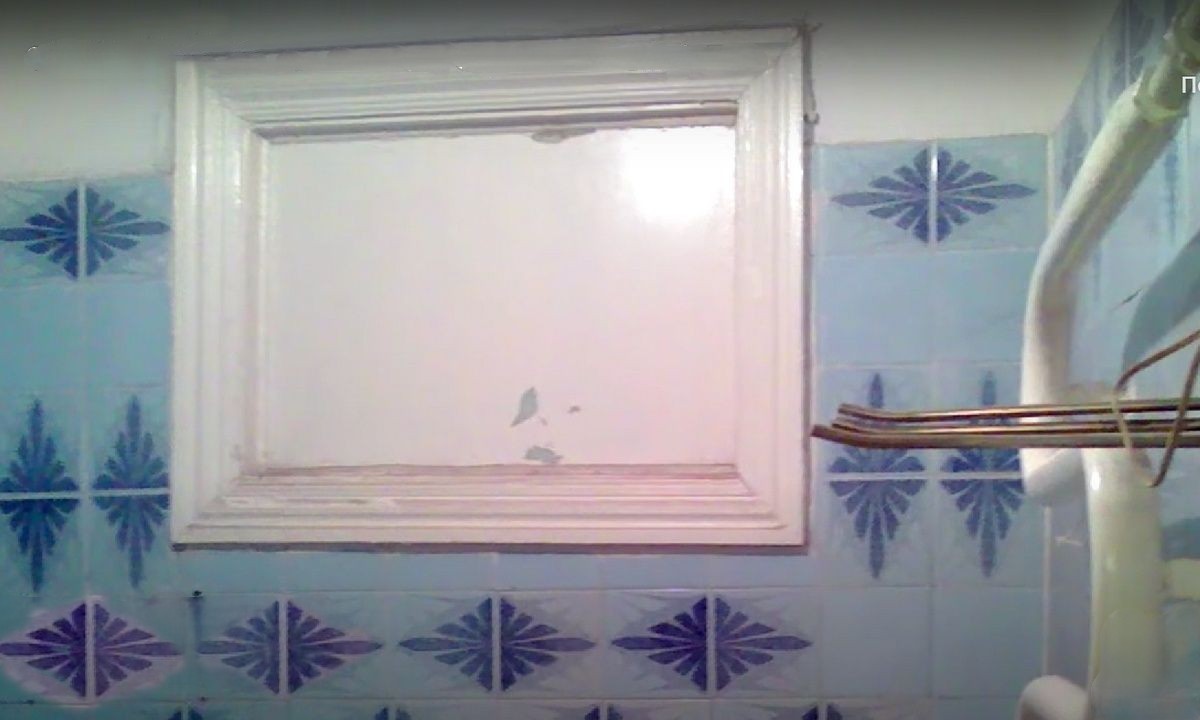 Зачем между ванной и кухней делали окно