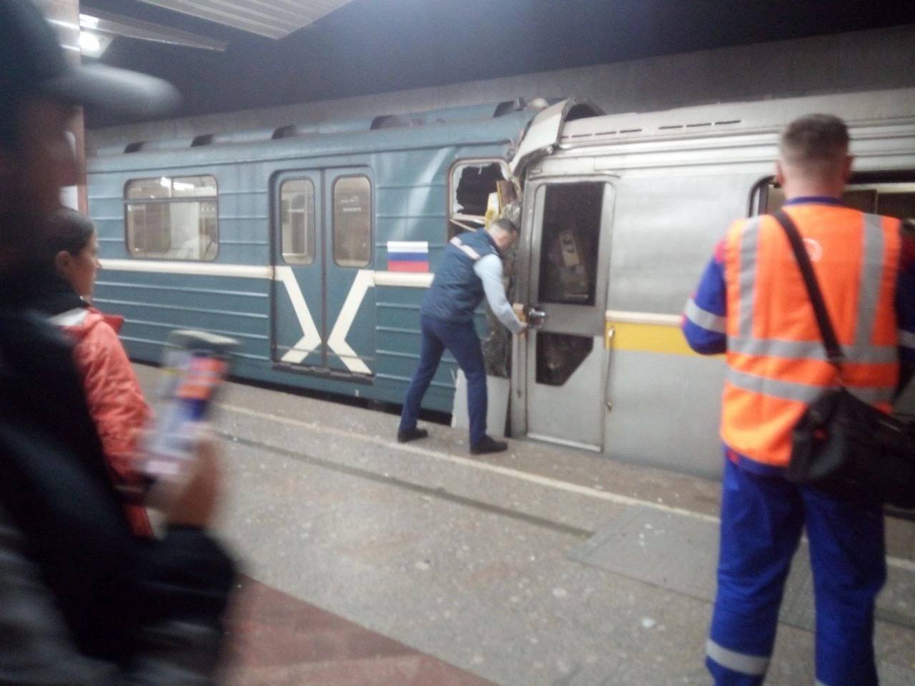 Два поезда столкнулись в московском метро