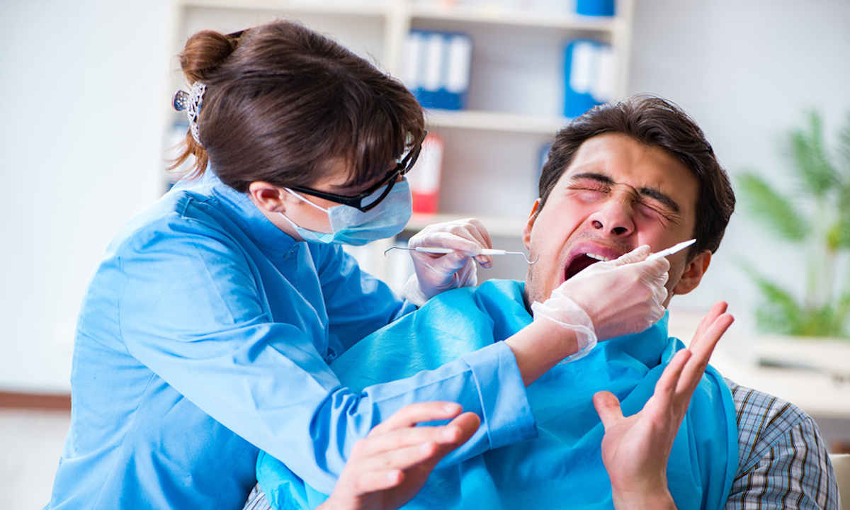 Голодный врач. Пациент боится стоматолога. Страх пациента в стоматологии. Недовольный пациент стоматолога.