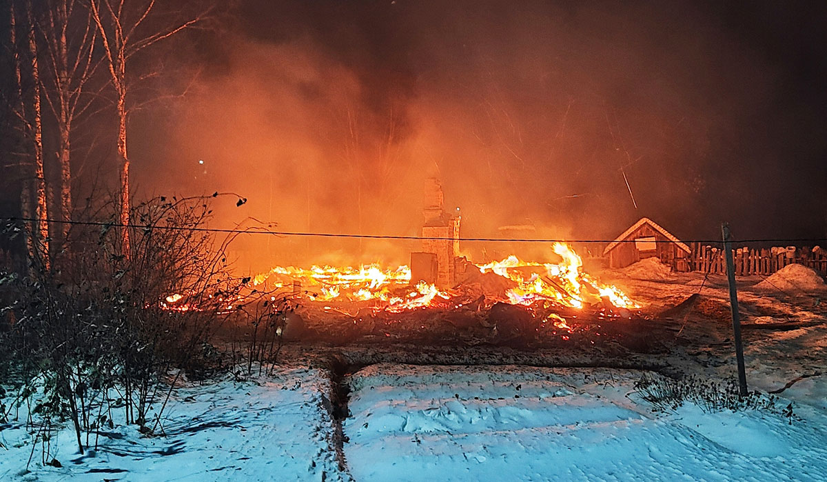 В Карелии вместе с домом сгорел человек