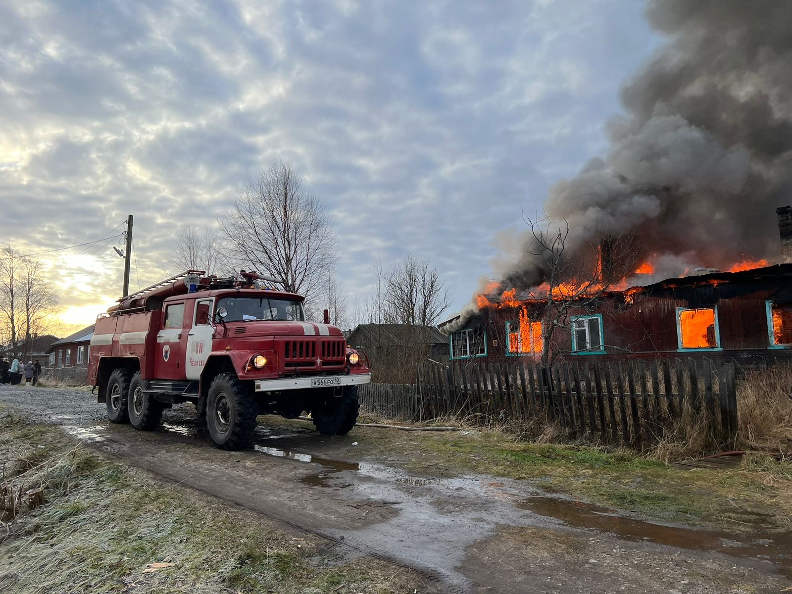 В Карелии тушат страшный пожар