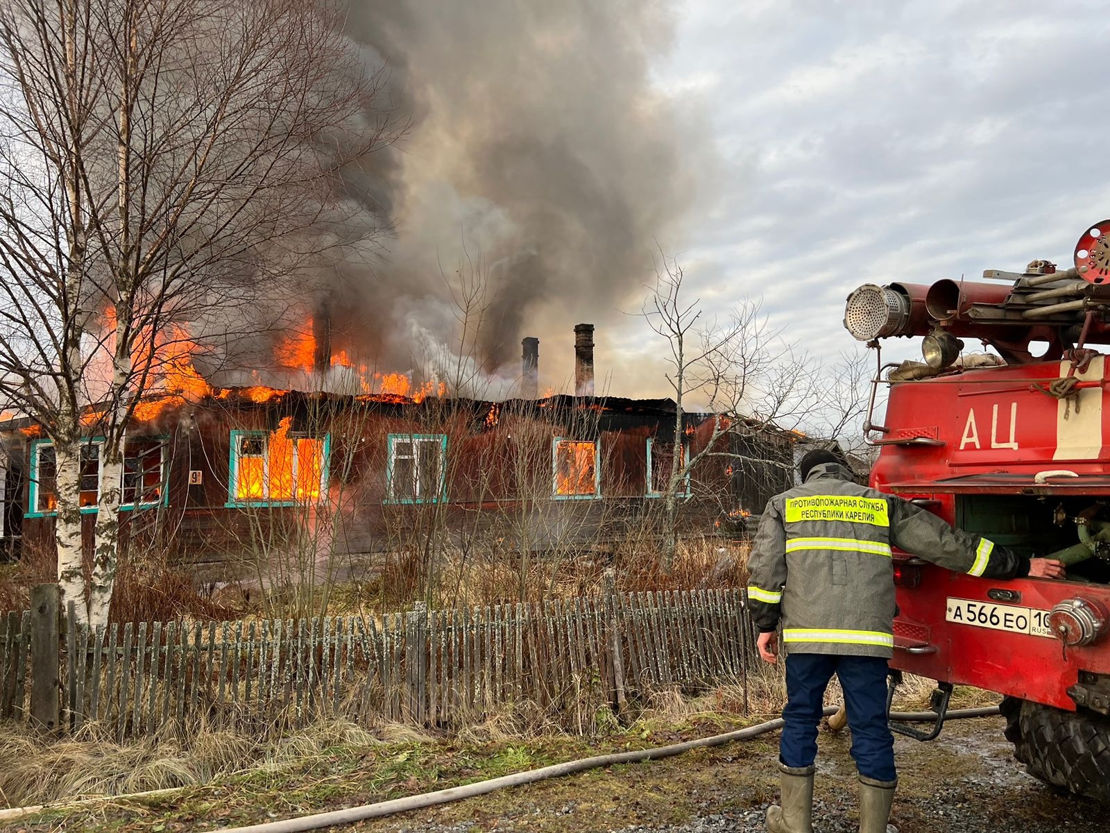 В Карелии тушат страшный пожар