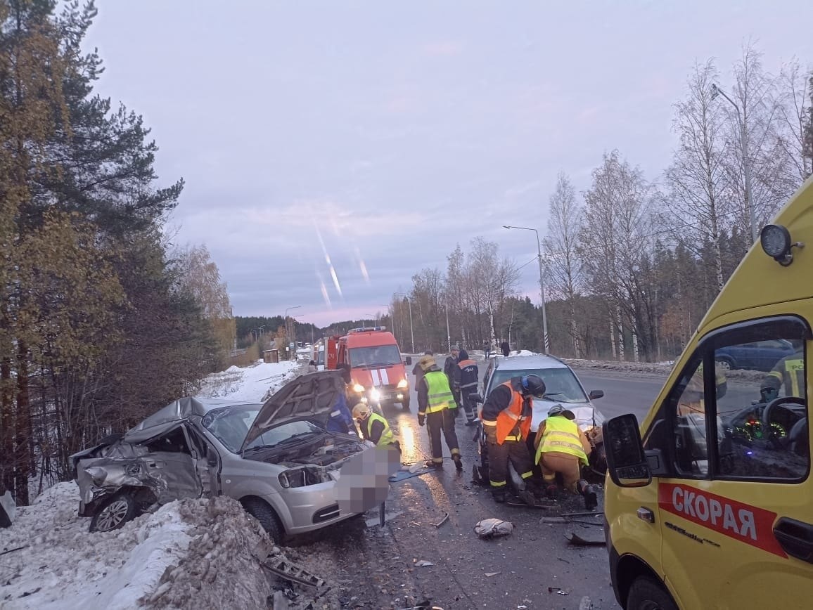 Появились фото страшной аварии в Петрозаводске, в которой погибла женщина |  02.11.2023 | Новости Петрозаводска - БезФормата