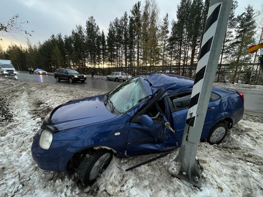 В Петрозаводске на шоссе, где погибла женщина, машина врезалась в столб