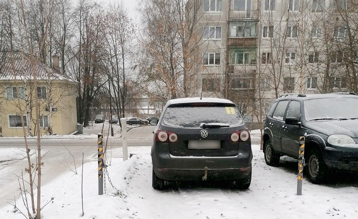 В Петрозаводске продолжают демонтировать незаконные парковки