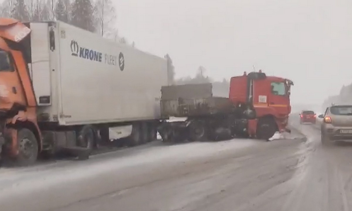 Две фуры столкнулись под Петрозаводском