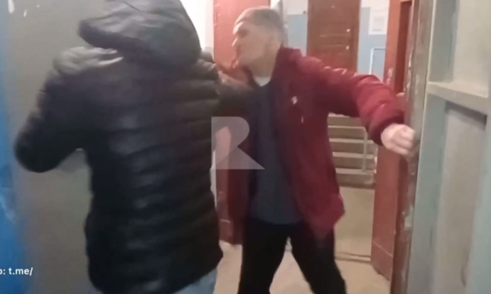 Рязань избил. Подростки избили пенсионера. Полицейские напали на подростку. Подростки избили пожилую женщину