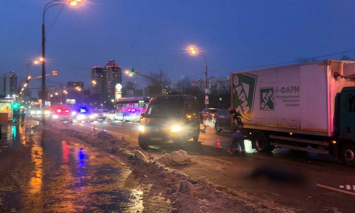 Грузовик сбил пешеходов: один погиб | 29.11.2023 | Новости Петрозаводска -  БезФормата