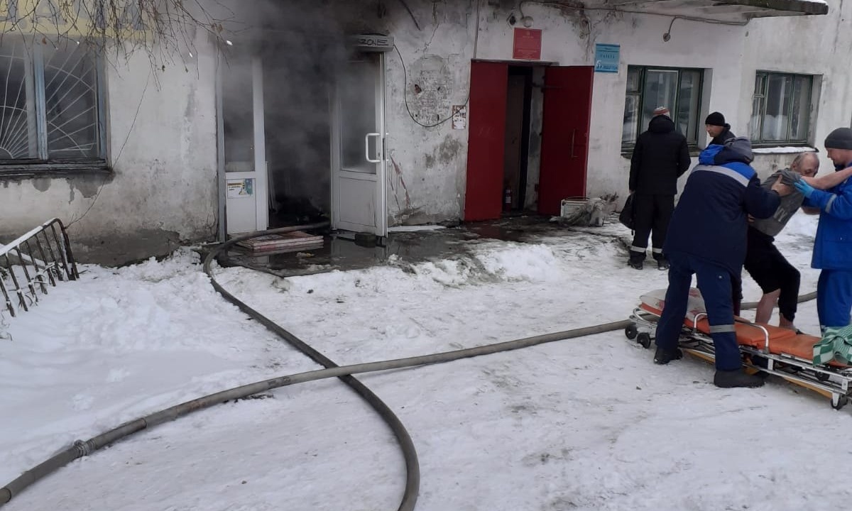 В Карелии люди оказались запертыми в здании при пожаре