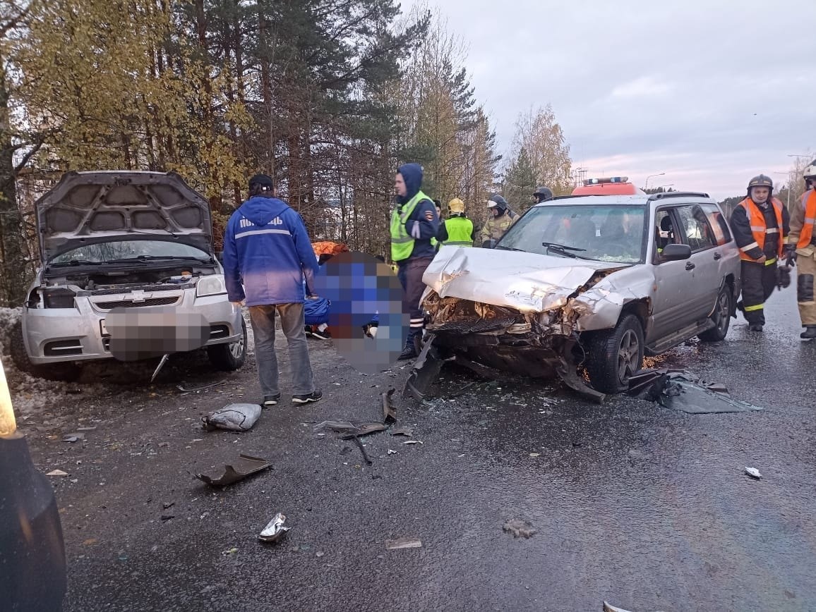 Появились фото страшной аварии в Петрозаводске, в которой погибла женщина