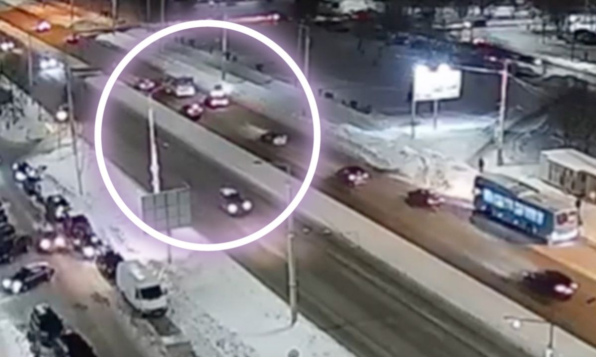 Автомобиль влетел в дорогой снегоуборщик в Петрозаводске