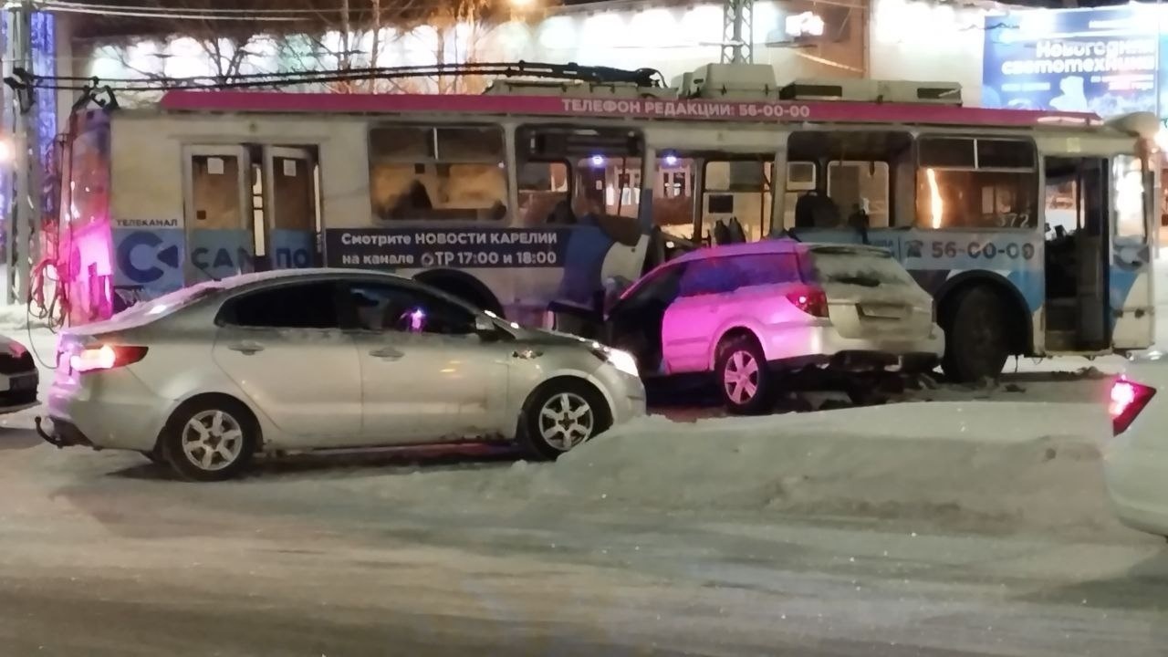 Автомобиль на огромной скорости протаранил троллейбус в Петрозаводске: есть  пострадавшие | 06.12.2023 | Новости Петрозаводска - БезФормата