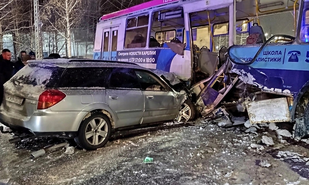 Автомобиль на огромной скорости протаранил троллейбус в Петрозаводске: есть  пострадавшие