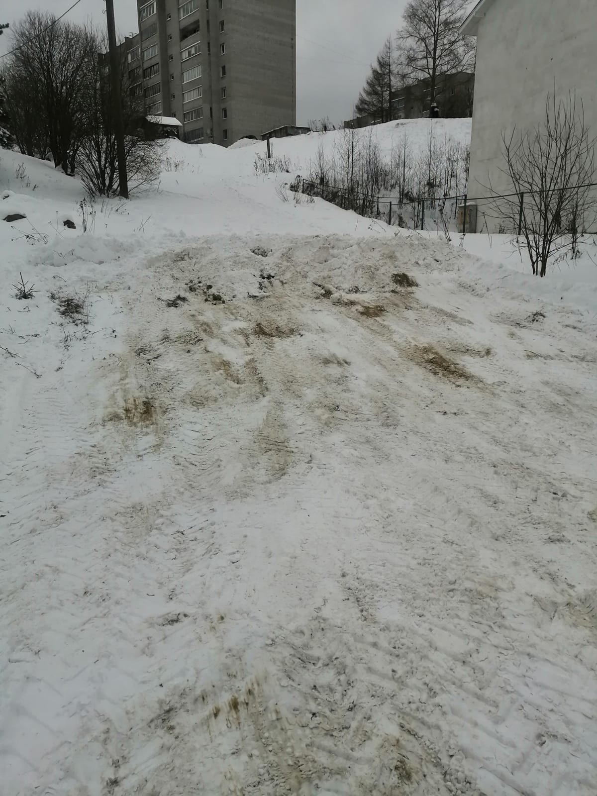 В Петрозаводске засыпали опасную горку, но ее могут раскатать снова