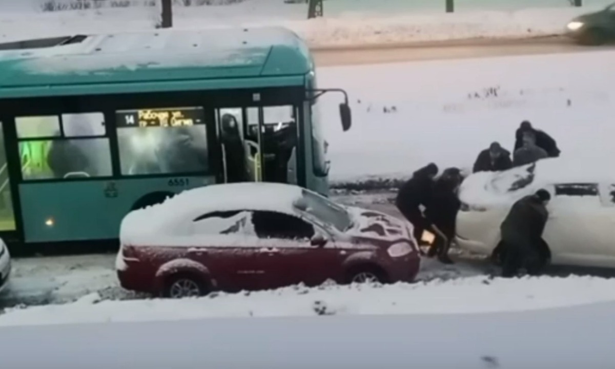 В Петрозаводске пассажиры автобуса перенесли машину, мешавшую проезду