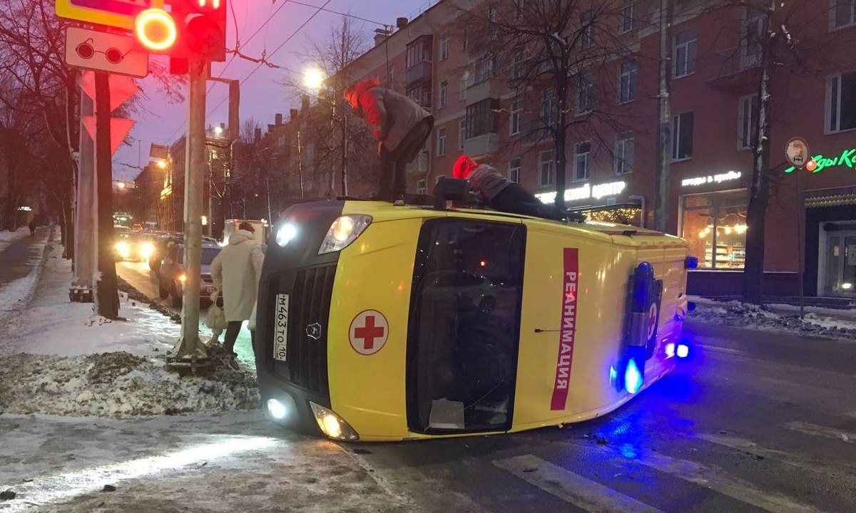 Скорая» попала в ДТП в Петрозаводске: пострадал врач