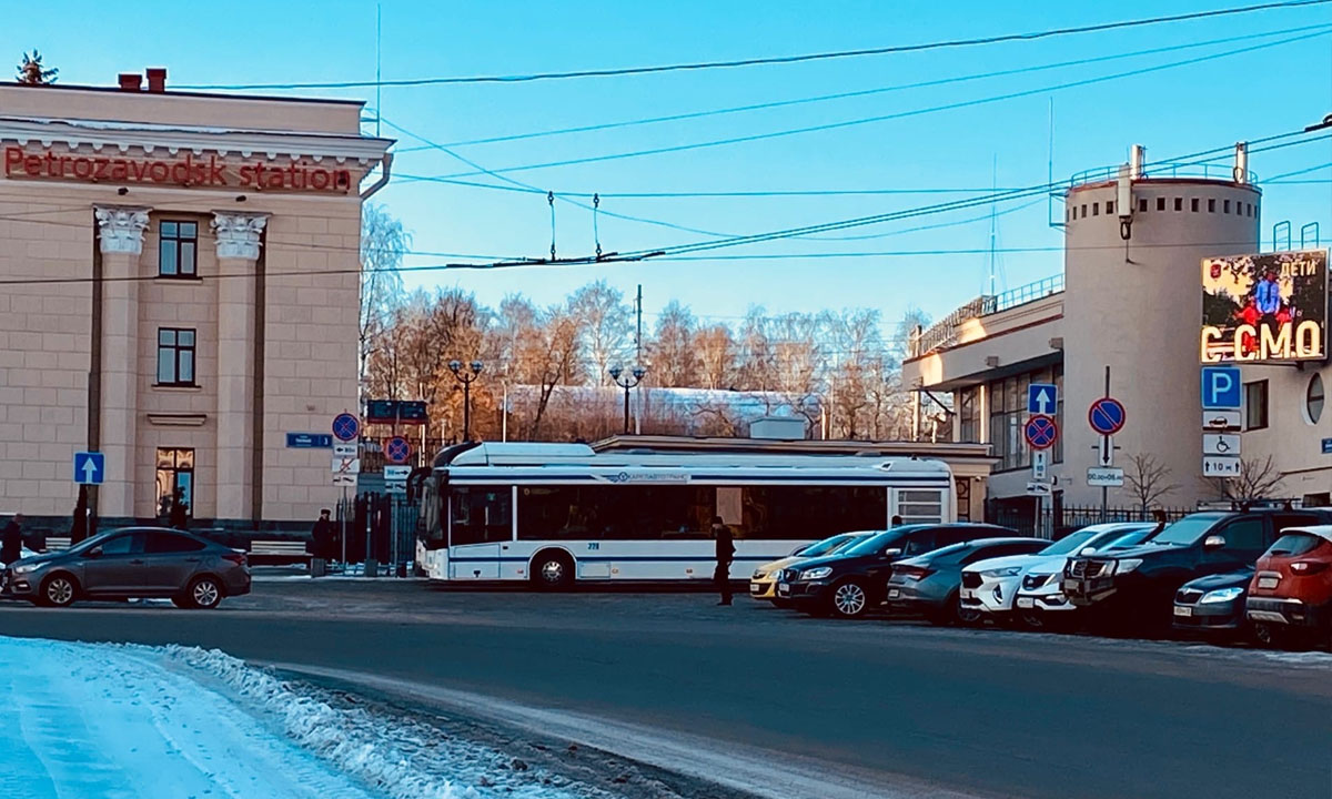 У вокзала Петрозаводска запретят парковку: горожане возмущены