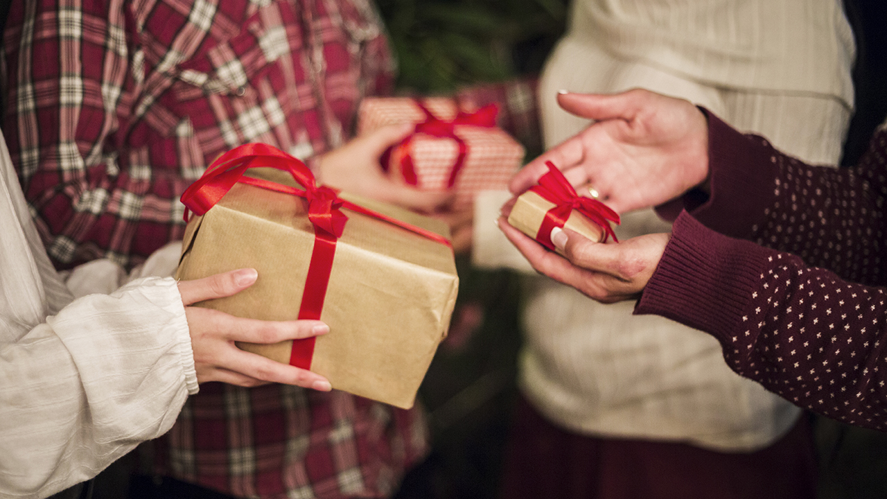 Give them presents. Дарение подарков. Дарит новогодний подарок. Обменяться подарками. Новогодний подарок в руках.