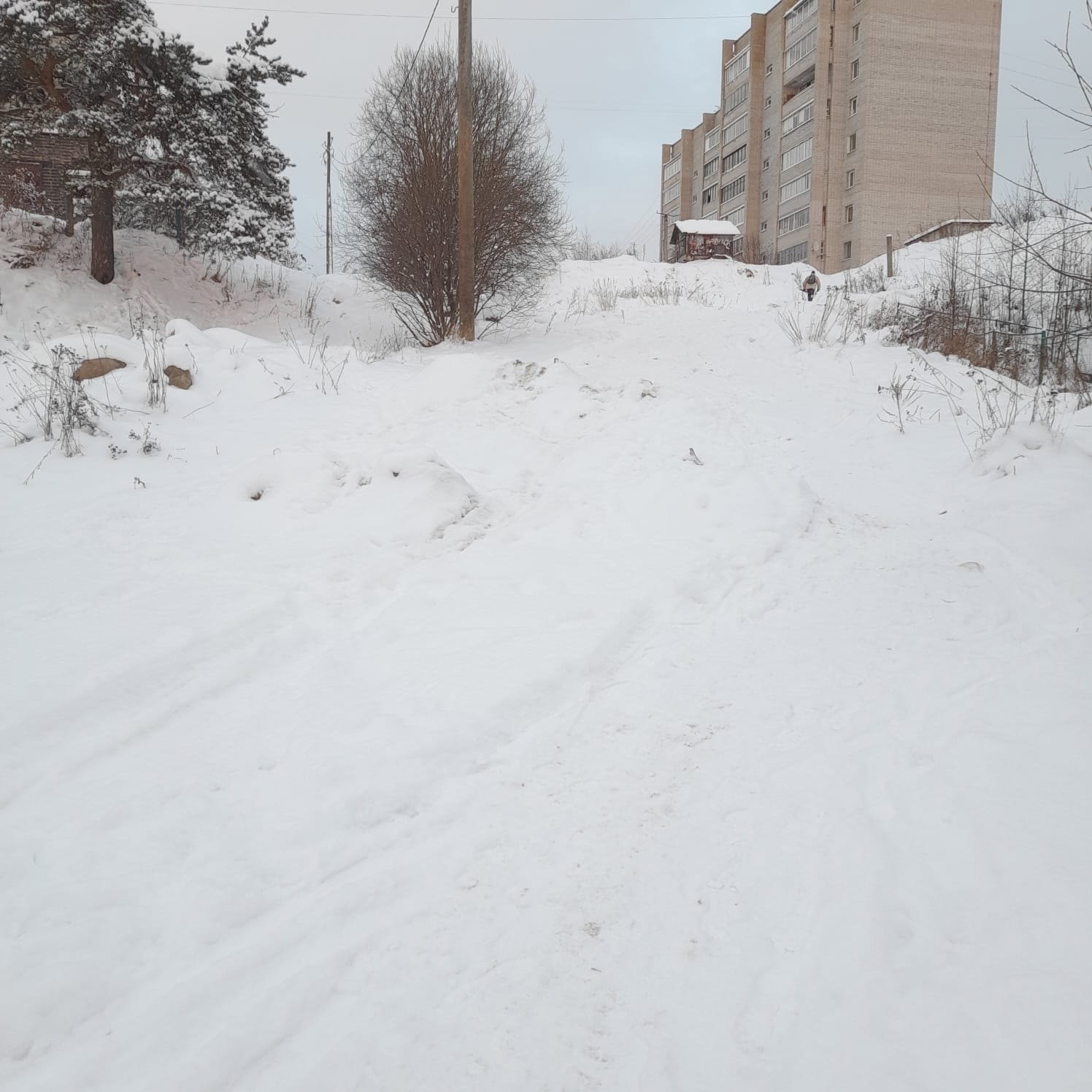 В Петрозаводске засыпали опасную горку, но ее могут раскатать снова