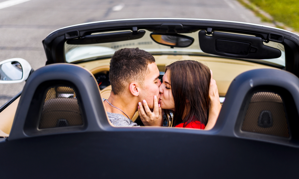 Измена русские жене в машине. Поцелуй в машине. Поцелуй за рулем. Автомобили поцеловались. Поцелуй романтический в машине.